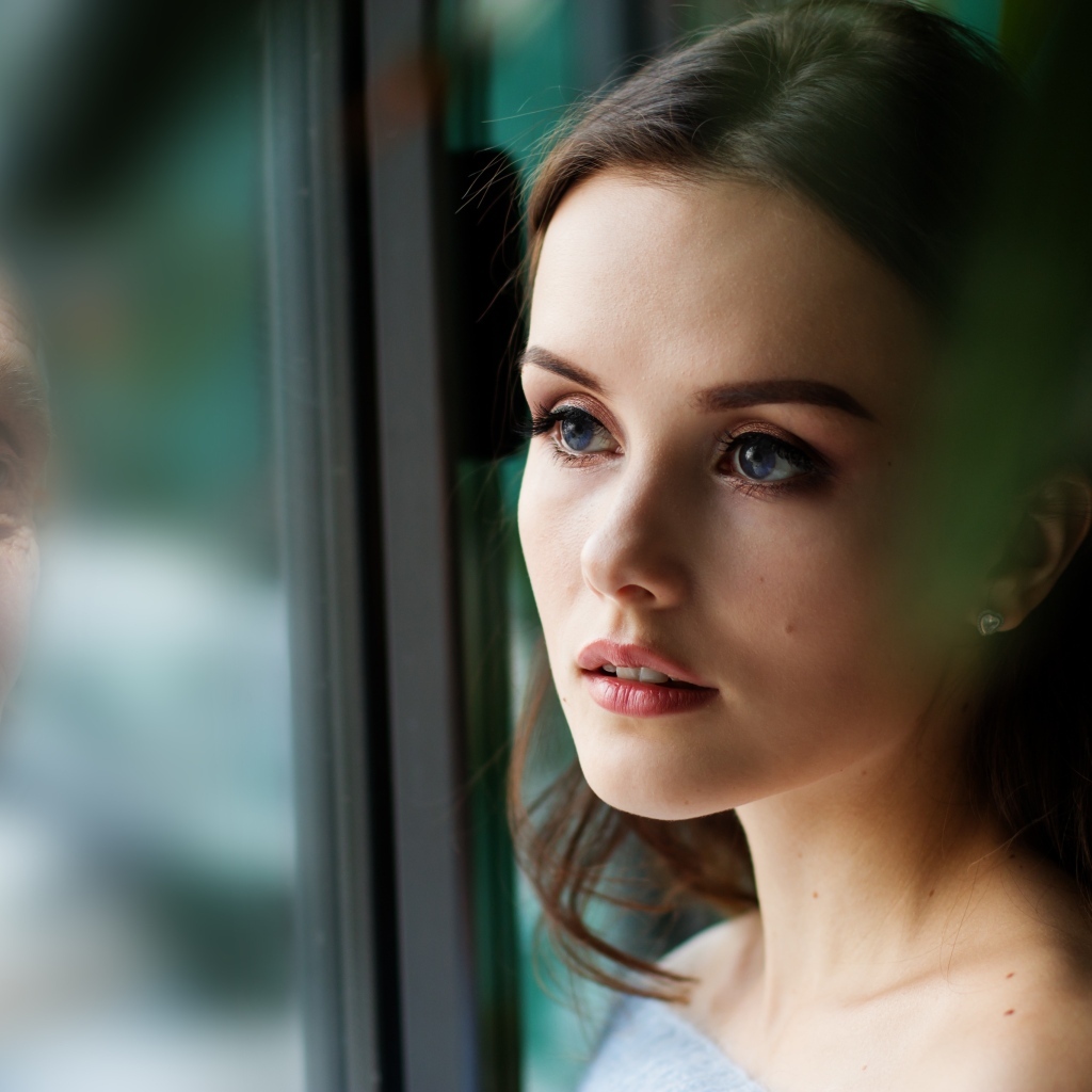 Девушка смотрит на свое отражение в старости