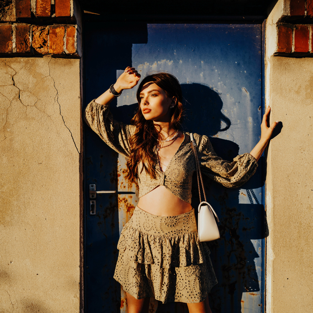 Девушка модель стоит у двери