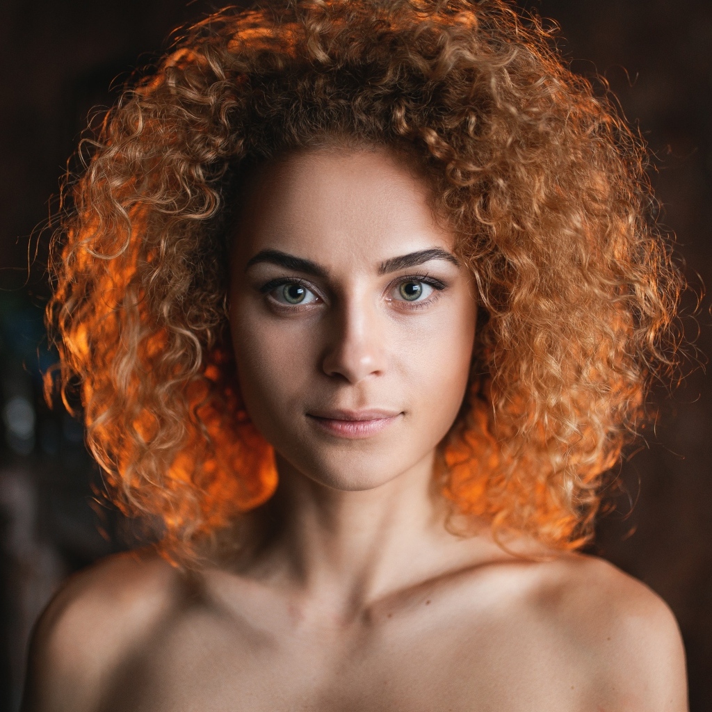 Девушка модель с кудрявыми волосами