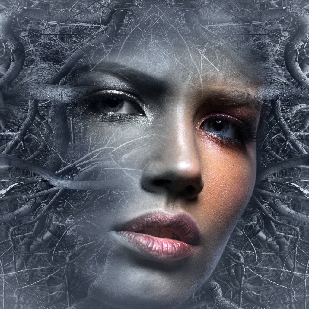 Лицо девушки в ветках дерева