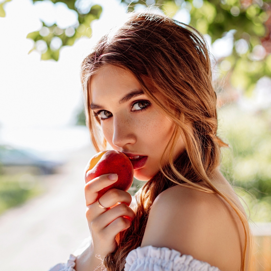 Девушка с красным яблоком в руке