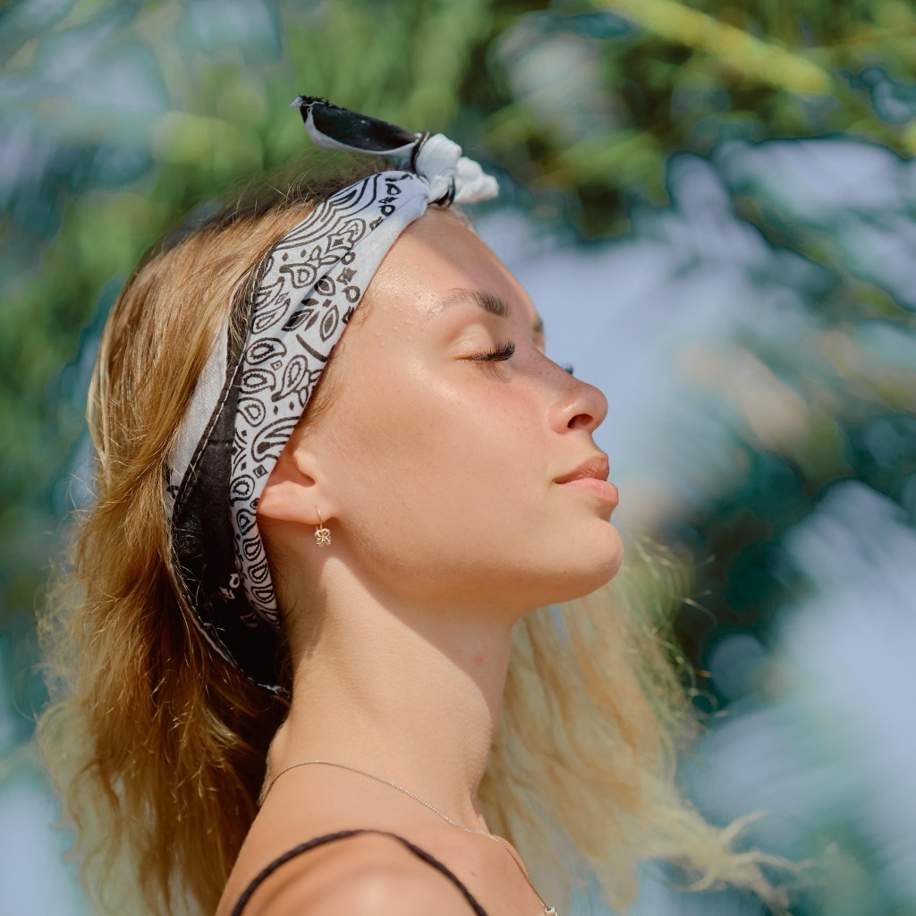 Девушка в закрытыми глазами летом