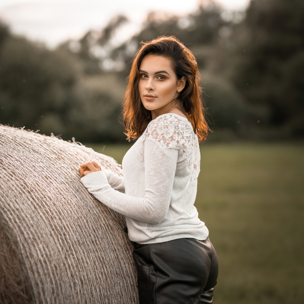 Девушка с сеном на поле