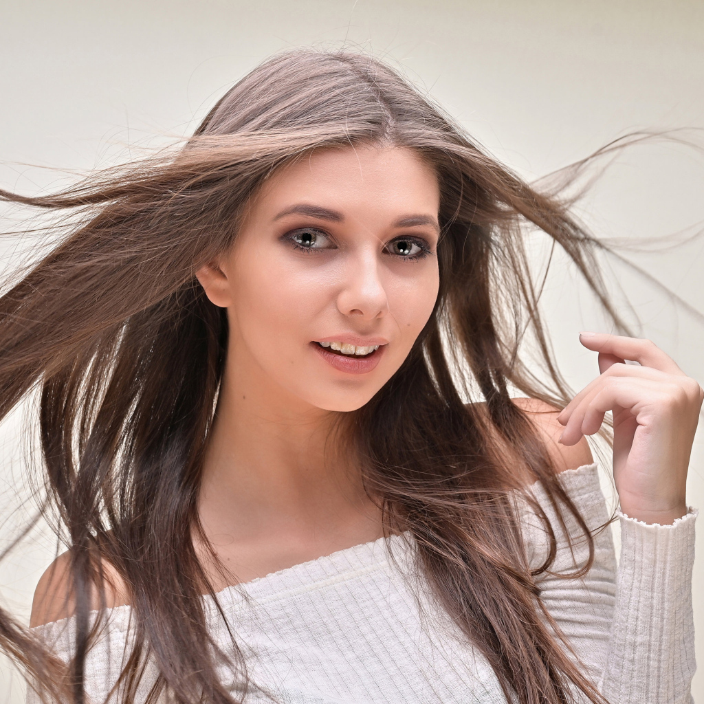 Девушка с длинными волосами на белом фоне