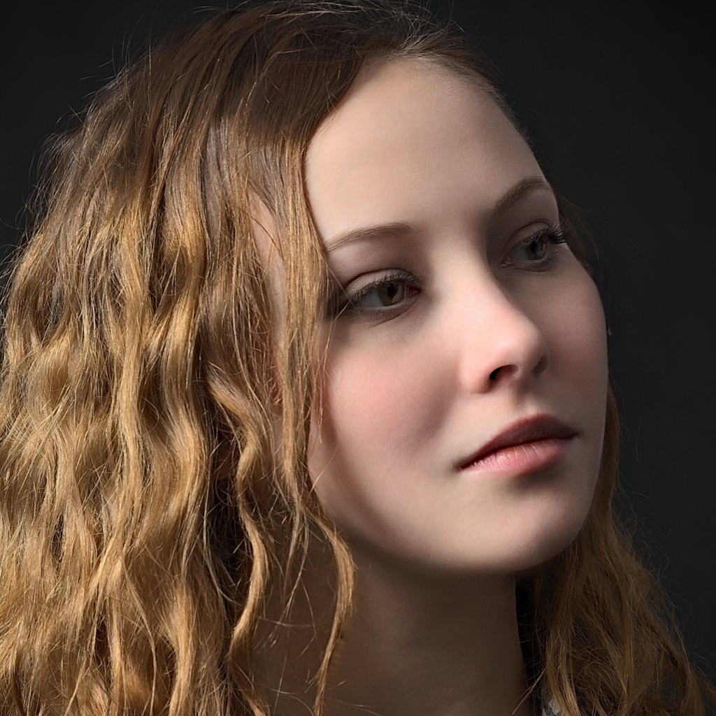 Длинноволосая кареглазая девушка на черном фоне