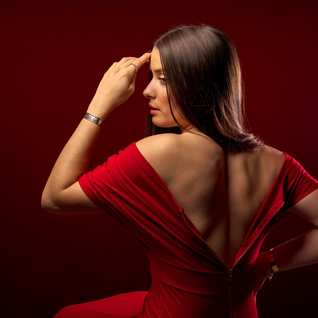 Вид сзади на красивую девушку в красном платье