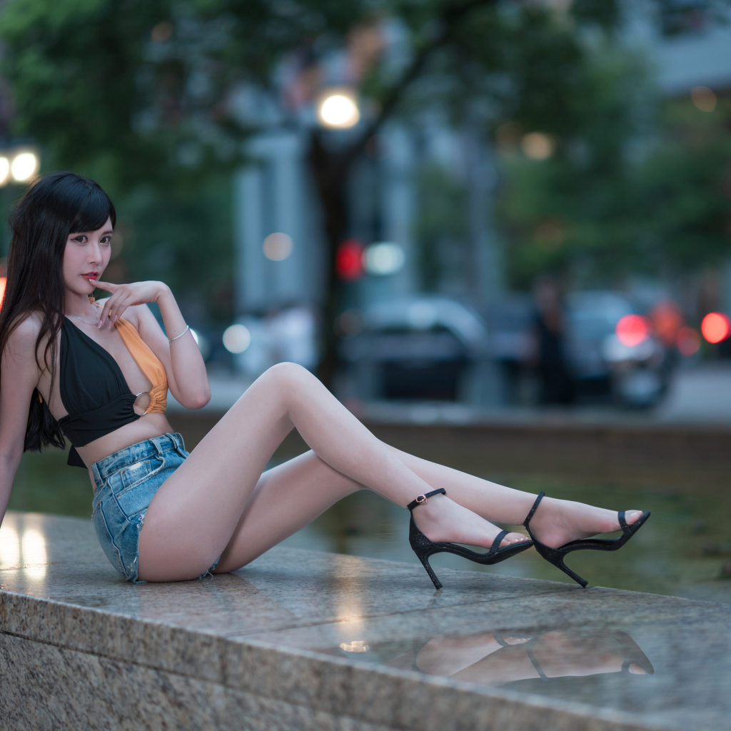 Сексуальная девушка азиатка с длинными ногами