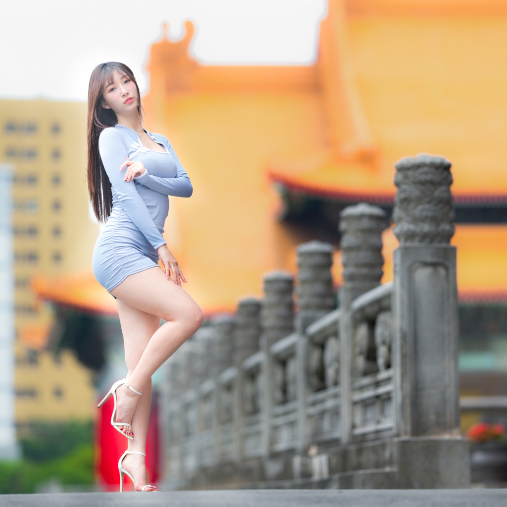 Стройная азиатка в коротком сером платье