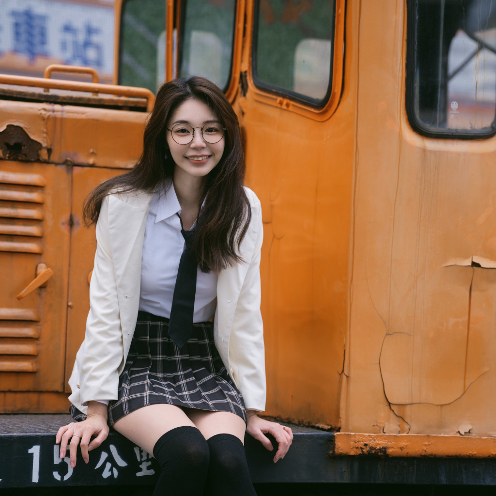 Улыбающаяся девушка азиатка в школьной форме