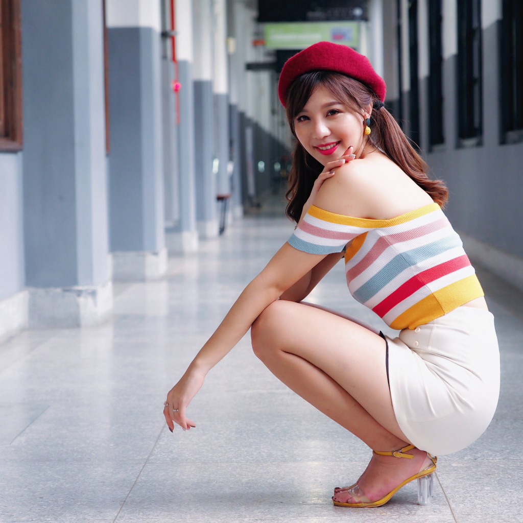 Улыбающаяся азиатка в красном берете