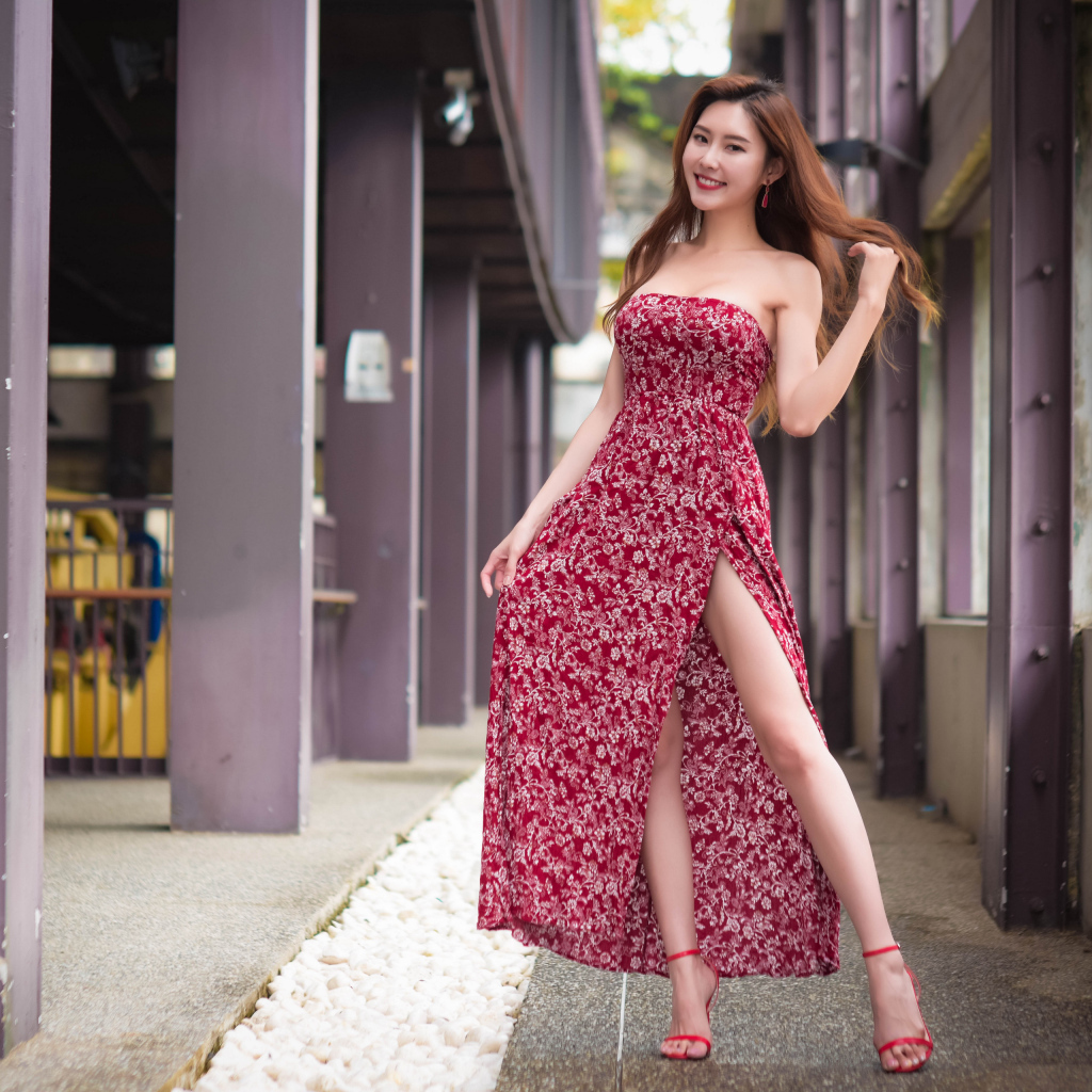 Улыбающаяся азиатка в красном платье