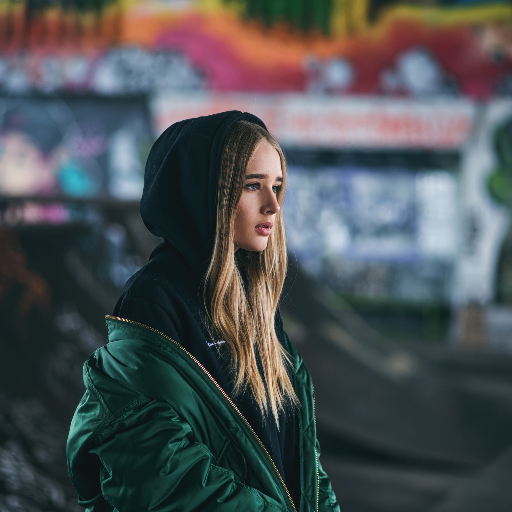 Молодая девушка в зеленой куртке