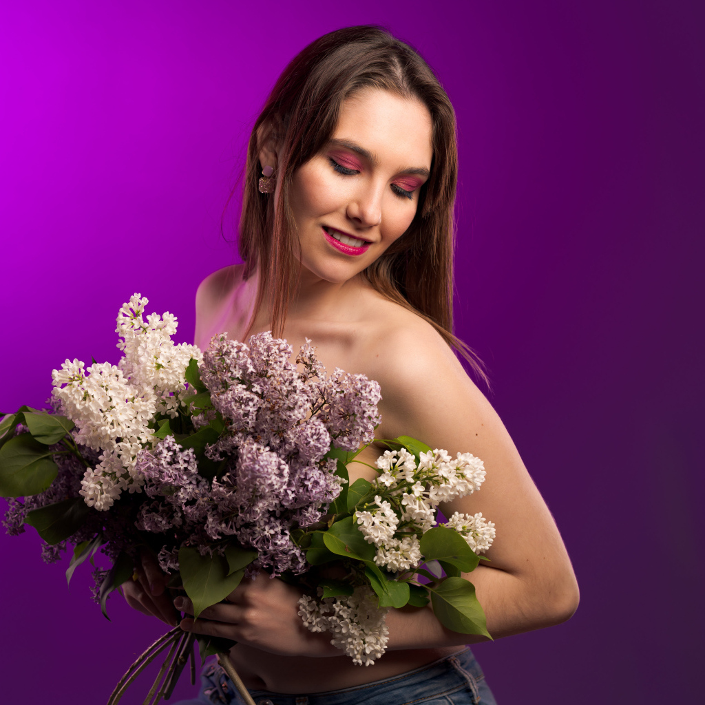 Молодая девушка с букетом ароматной сирени