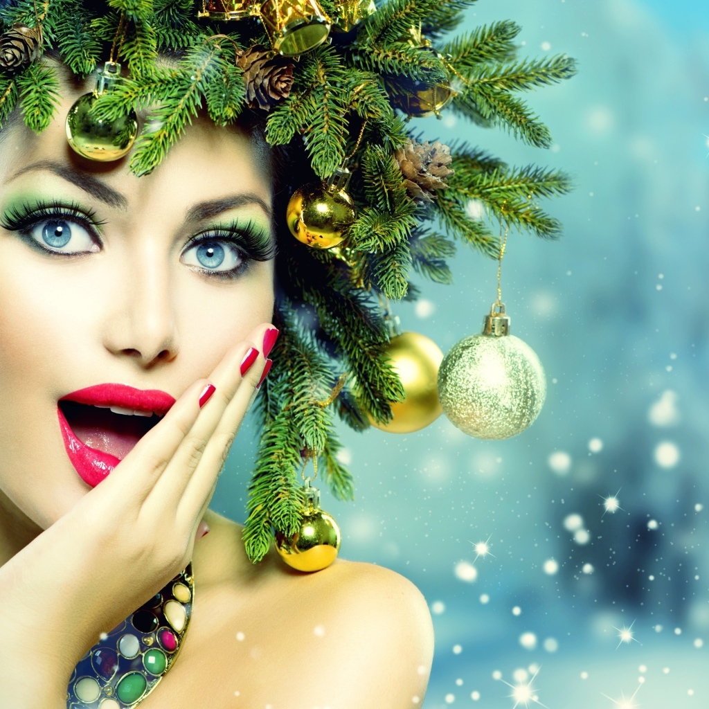 Удивленная девушка в венке на новый год