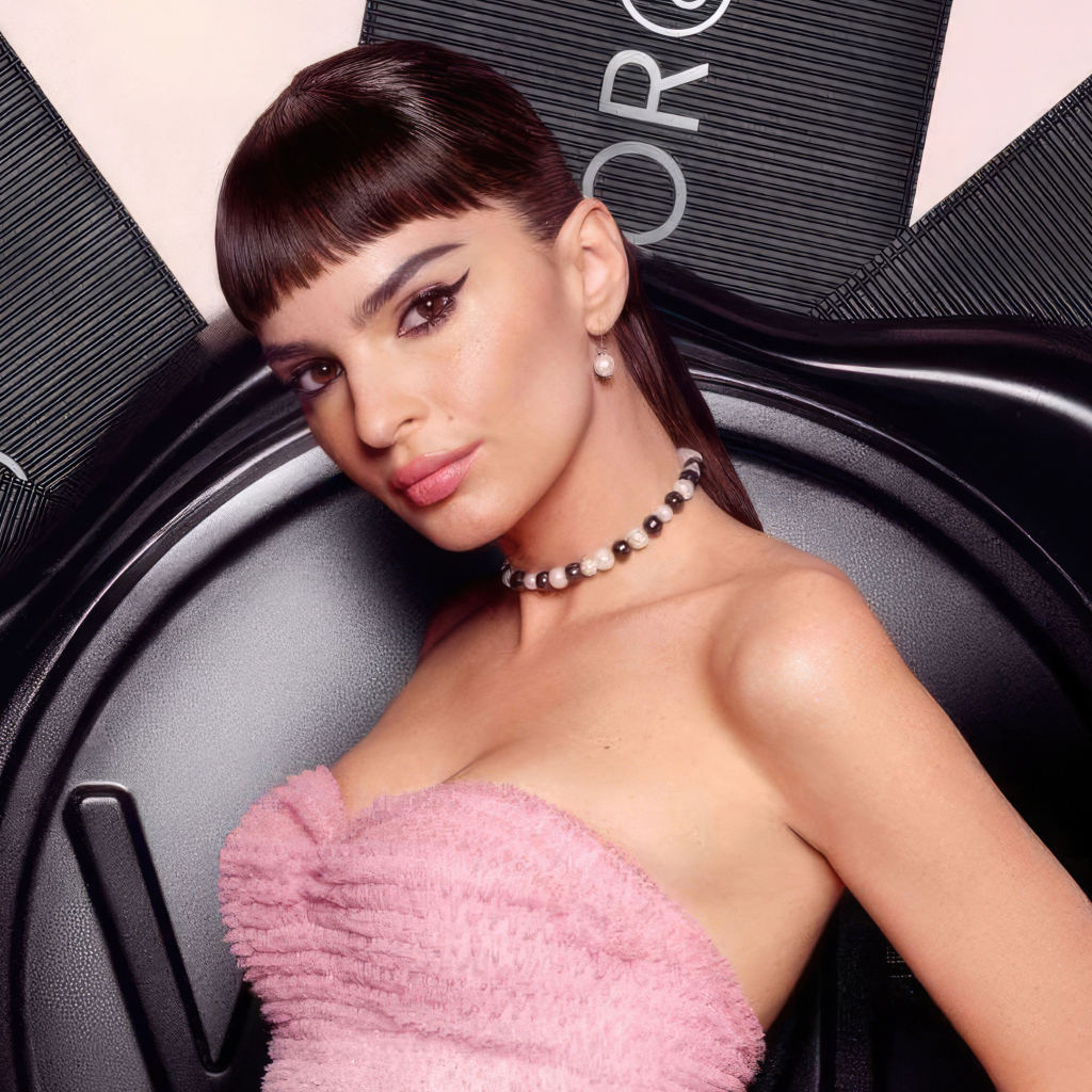 Американская модель Эмили Ратаковски с украшением на шее