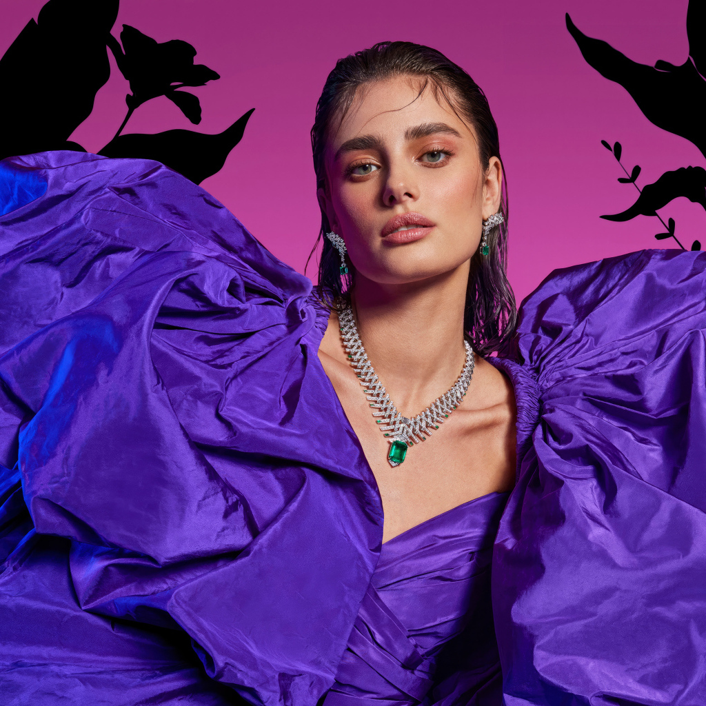 Американская модель Тейлор Хилл в красивом сиреневом платье