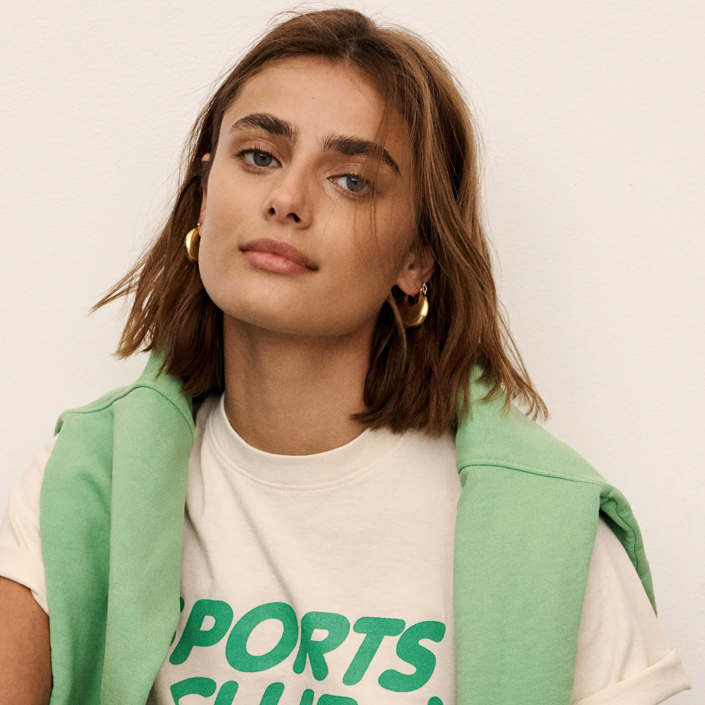 Американская модель Тейлор Хилл на белом фоне