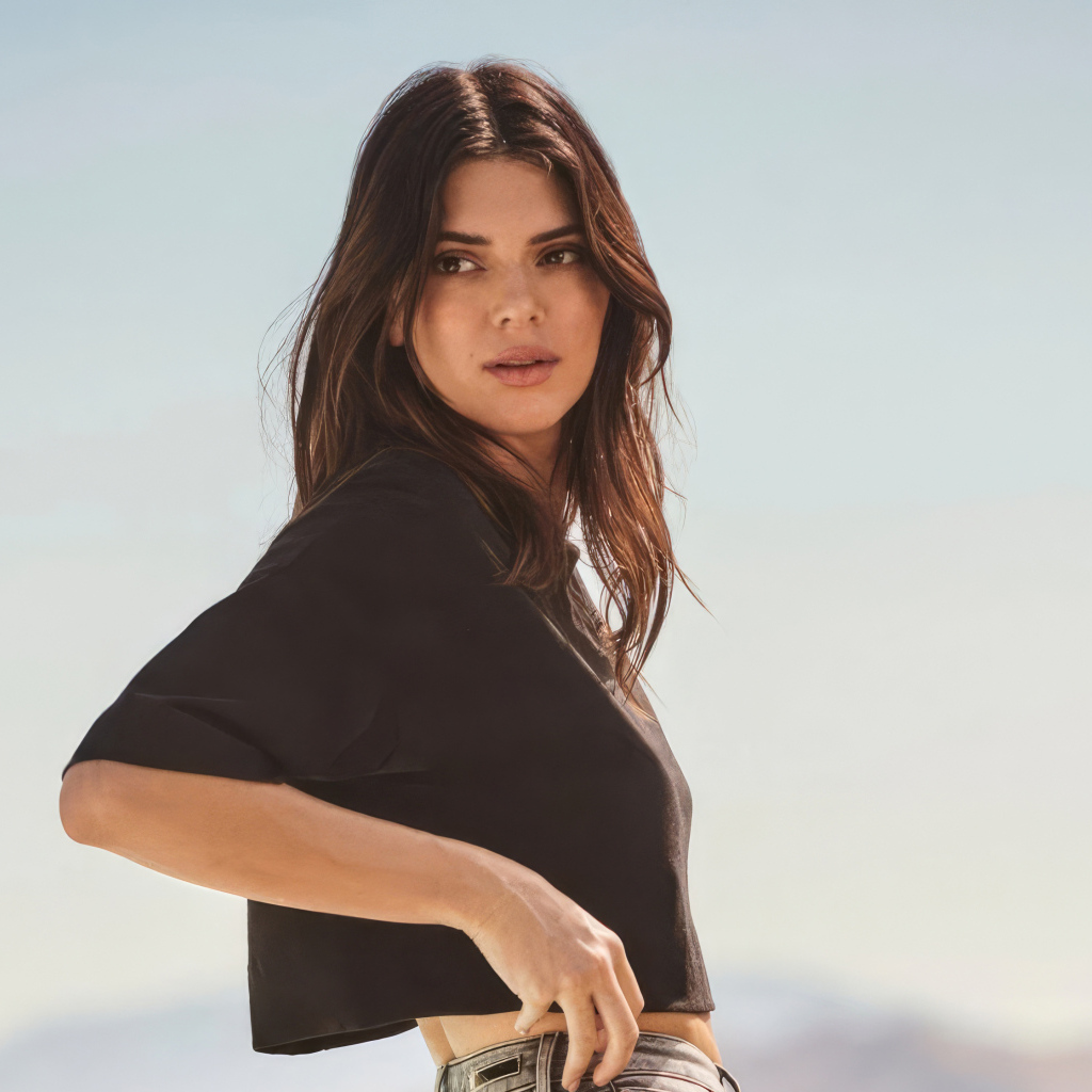 Американская популярная модель Кендалл Дженнер в черной футболке