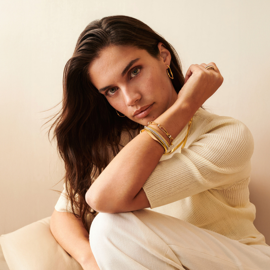 Красивая выразительная модель Сара Сампайо в белом наряде