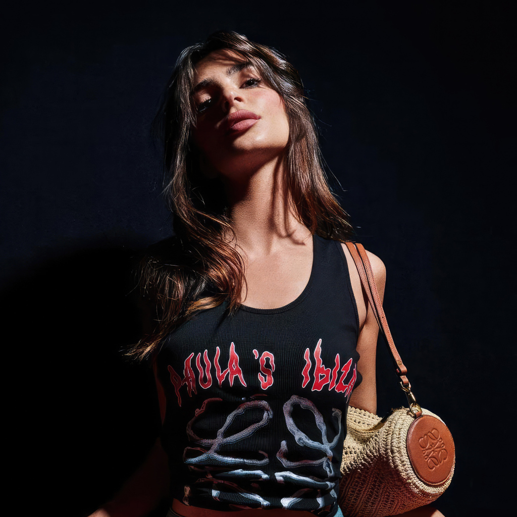 Красивая девушка американская модель Эмили Ратаковски на черном фоне