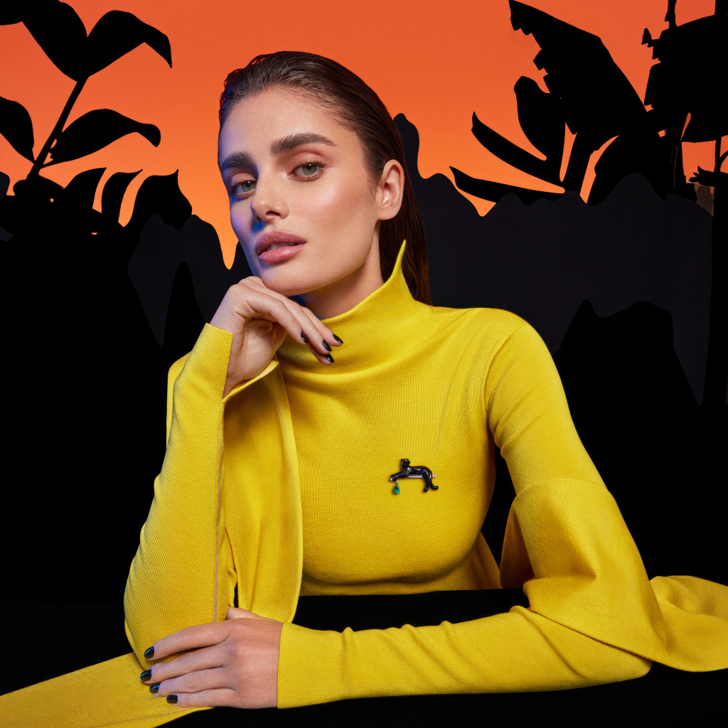 Красивая девушка модель Тейлор Хилл в желтом платье за столом