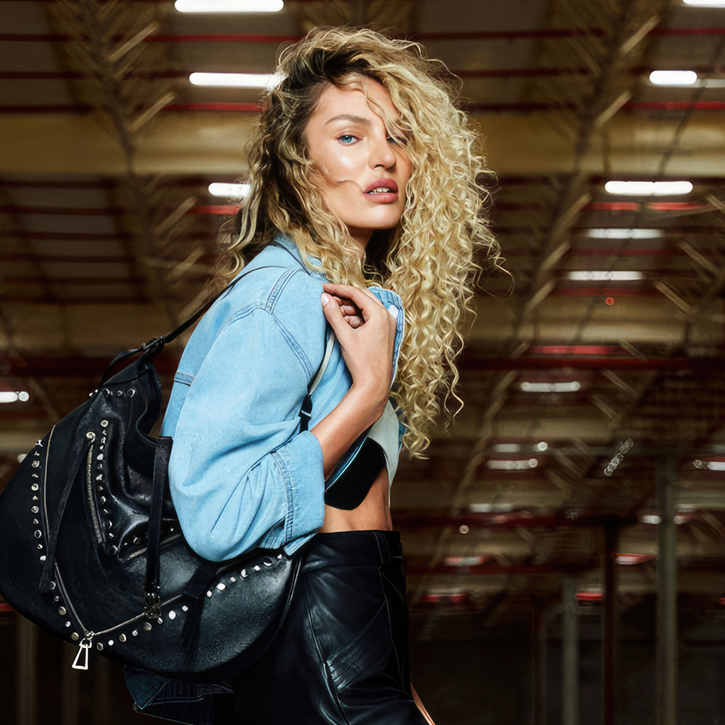 Красивая модель Кэндис Свейнпол с большой черной сумкой