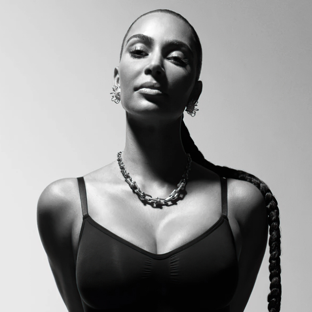 Черно-белое фото Ким Кардашьян