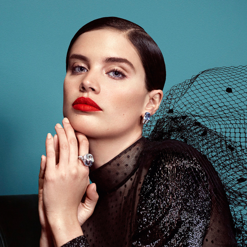 Голубоглазая модель Сара Сампайо в черном платье