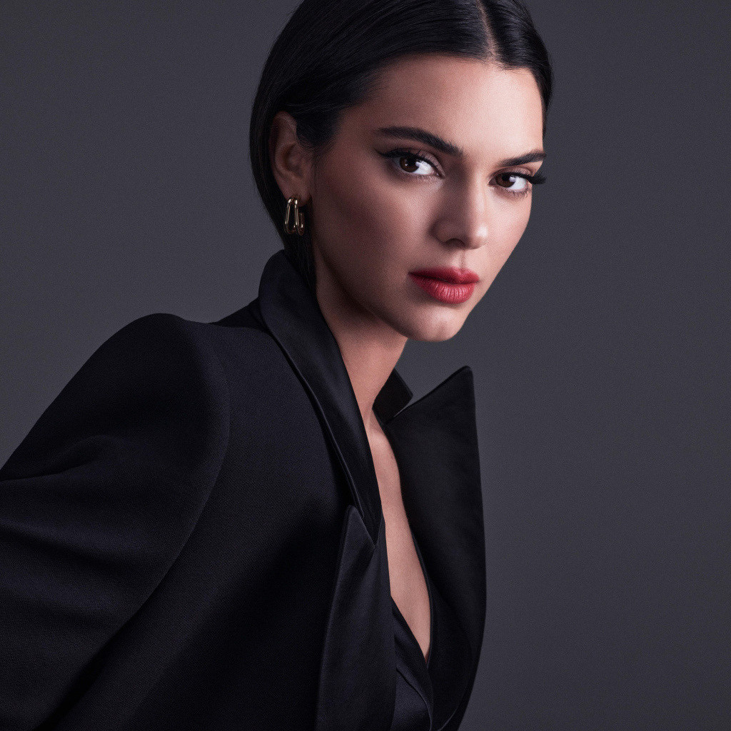 Кареглазая модель Кендалл Дженнер в черном пиджаке