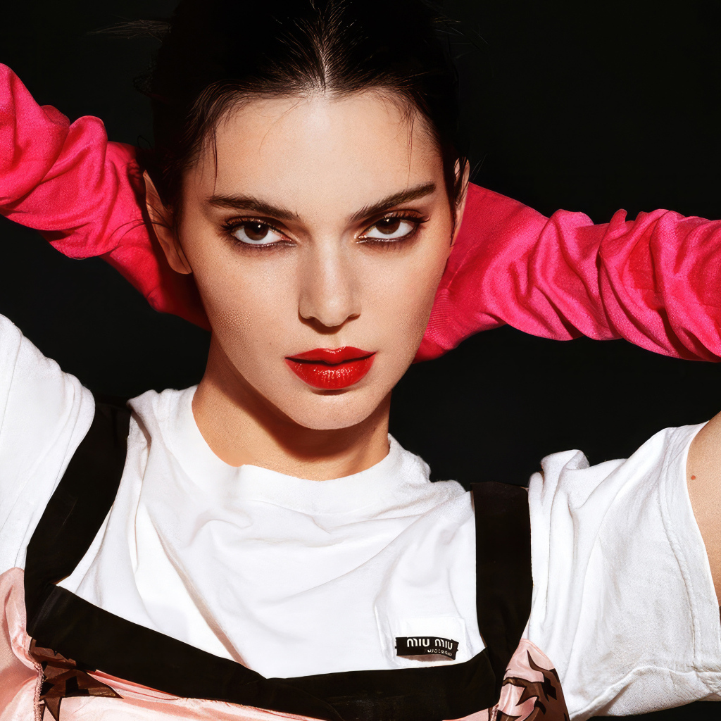 Кареглазая модель Кендалл Дженнер в красных перчатках