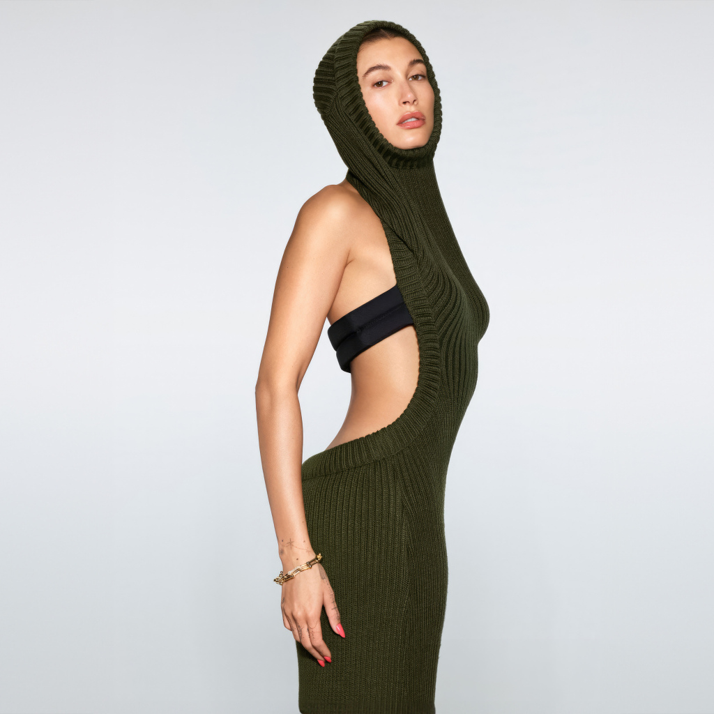 Милая девушка американская модель Хейли Бибер на сером фоне