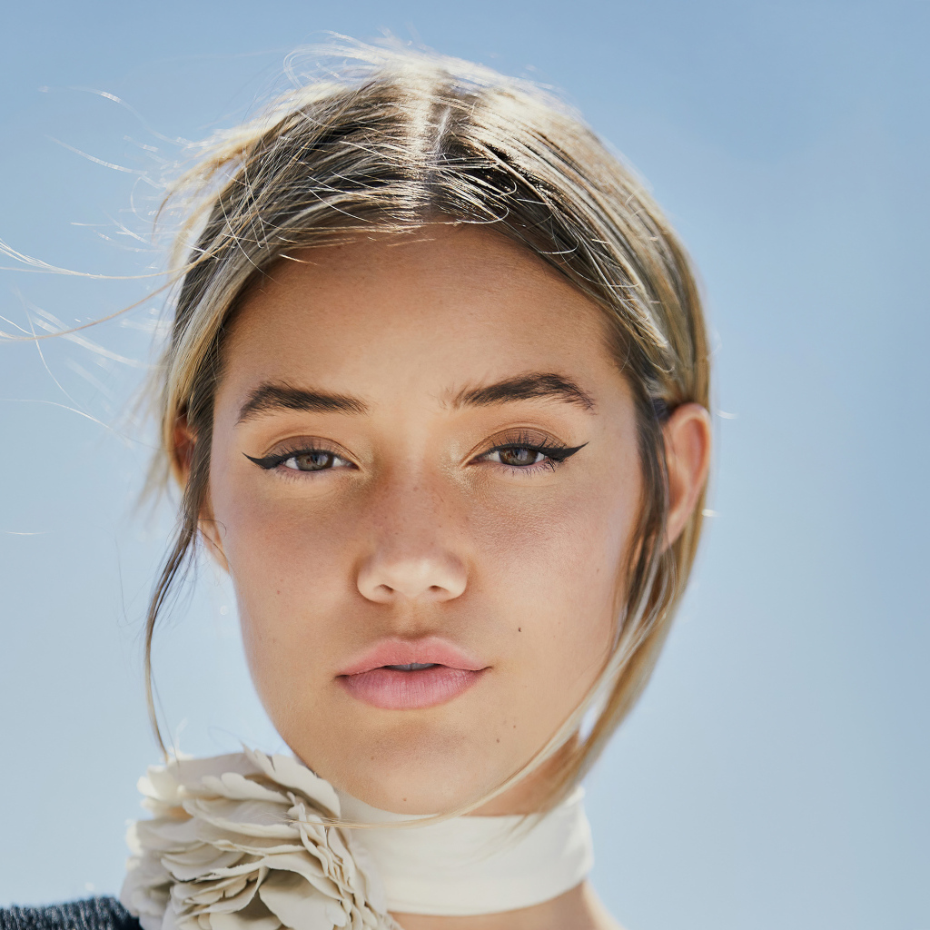 Девушка Olivia Ponton на сером фоне