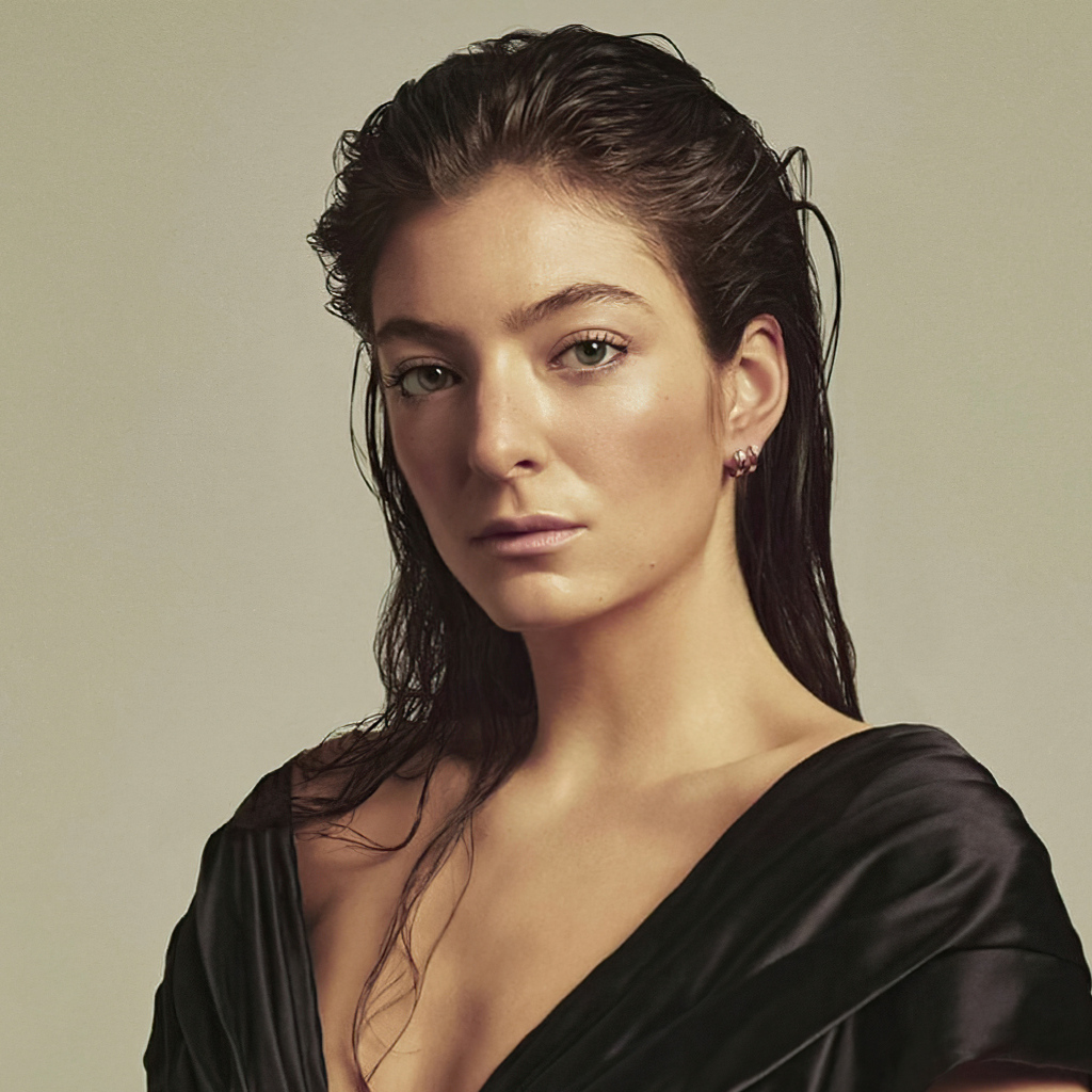 Девушка модель Lorde Vogue на сером фоне