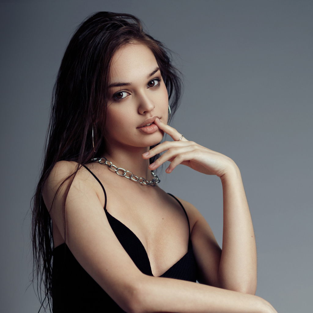 Девушка модель на сером фоне