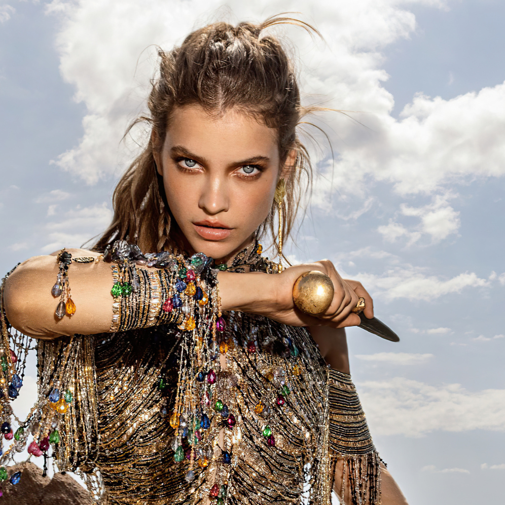 Модель Барбара Палвин с украшениями на руках