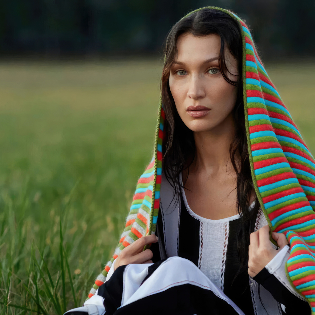 Модель Белла Хадид накрыта пледом сидит на траве