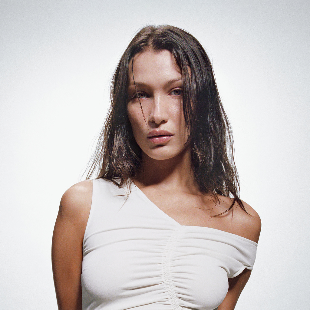 Модель Белла Хадид в белом платье на сером фоне