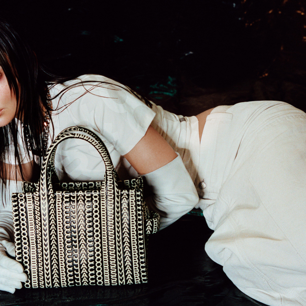 Модель Эмили Ратаковски лежит в белом костюме