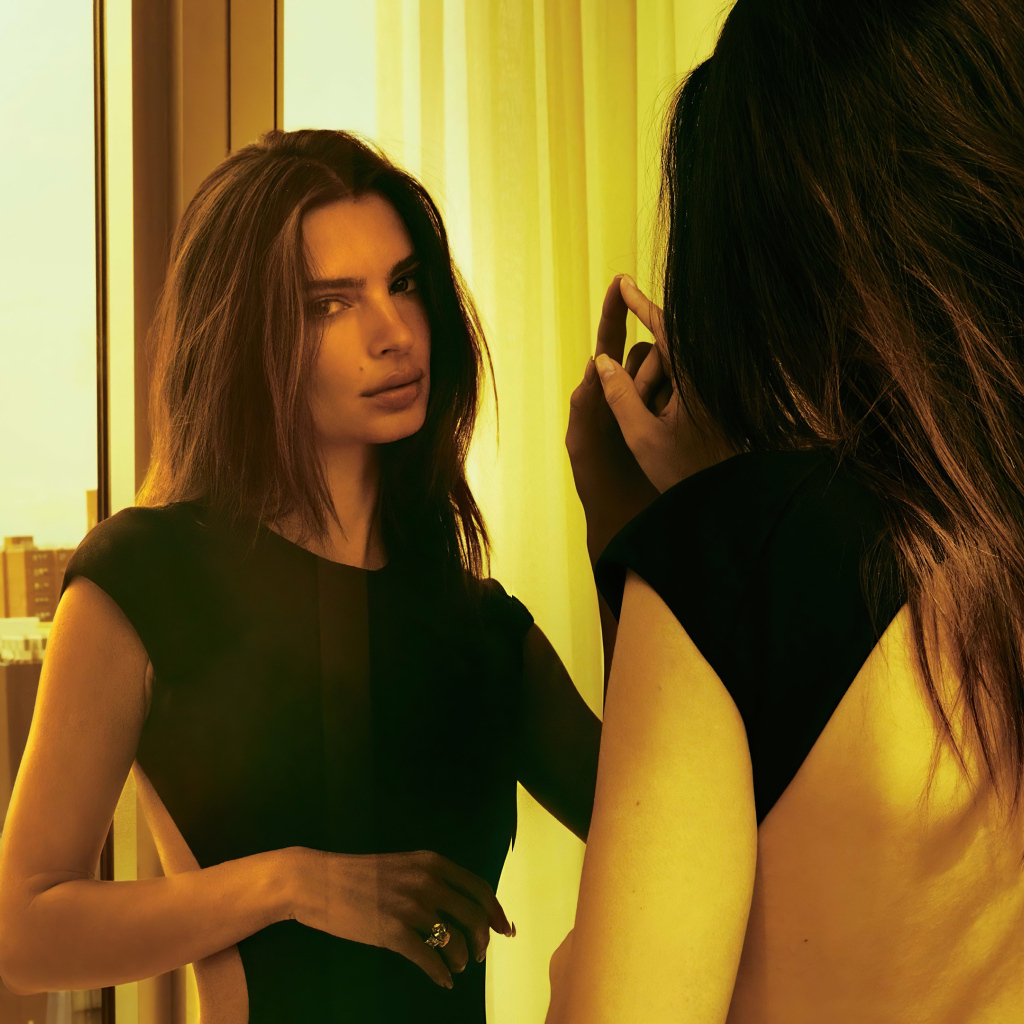 Модель Эмили Ратаковски стоит у зеркала