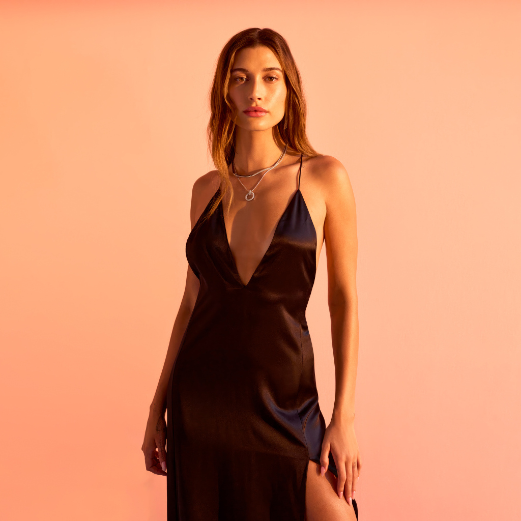 Модель Хейли Болдуин в черном платье