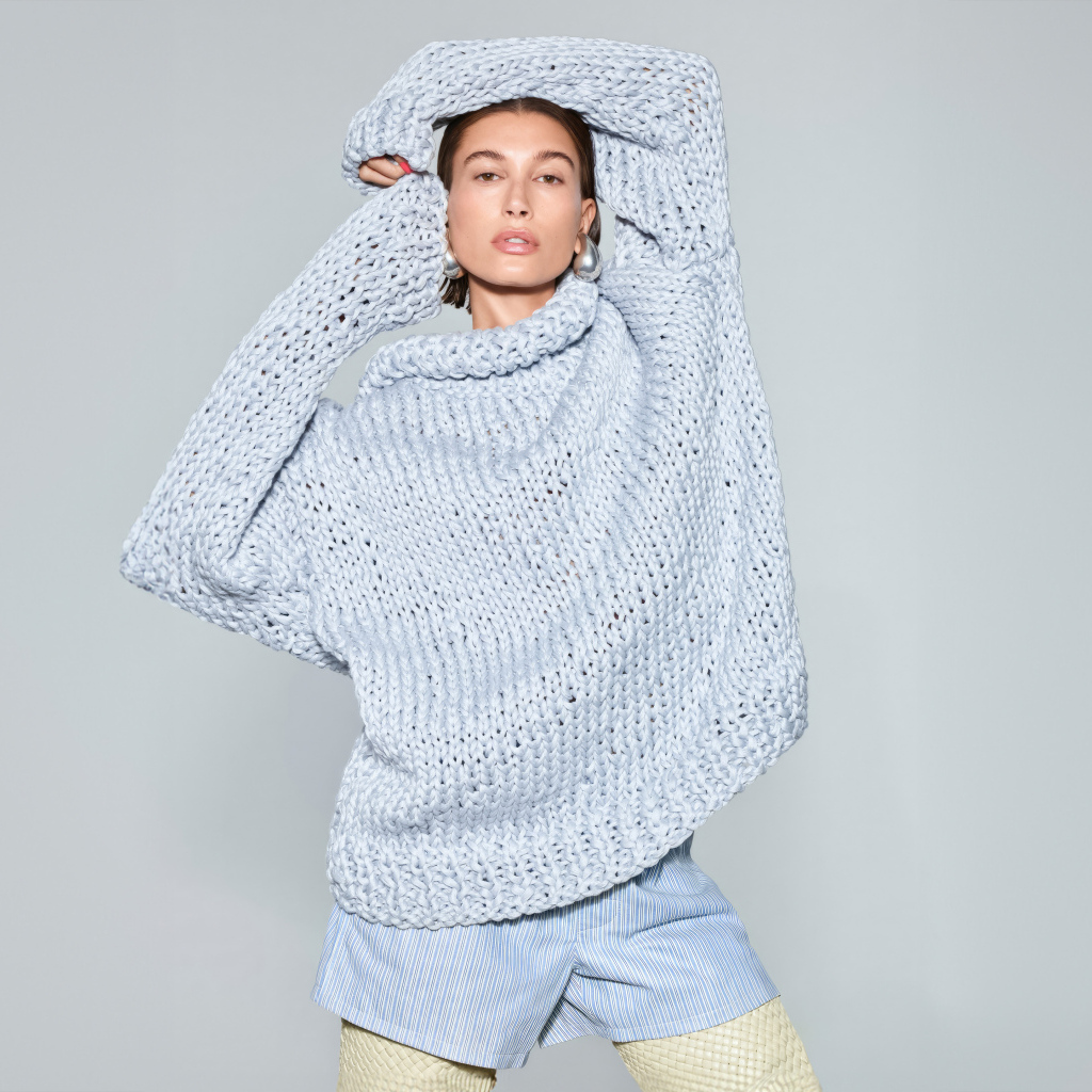 Модель Хейли Бибер в голубом вязаном свитере