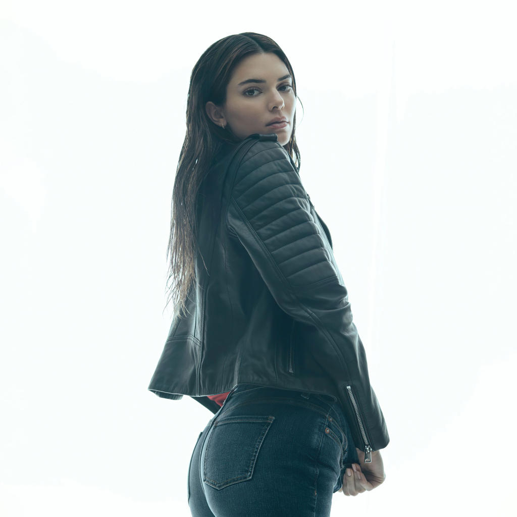 Модель Кендалл Дженнер в черной куртке на белом фоне