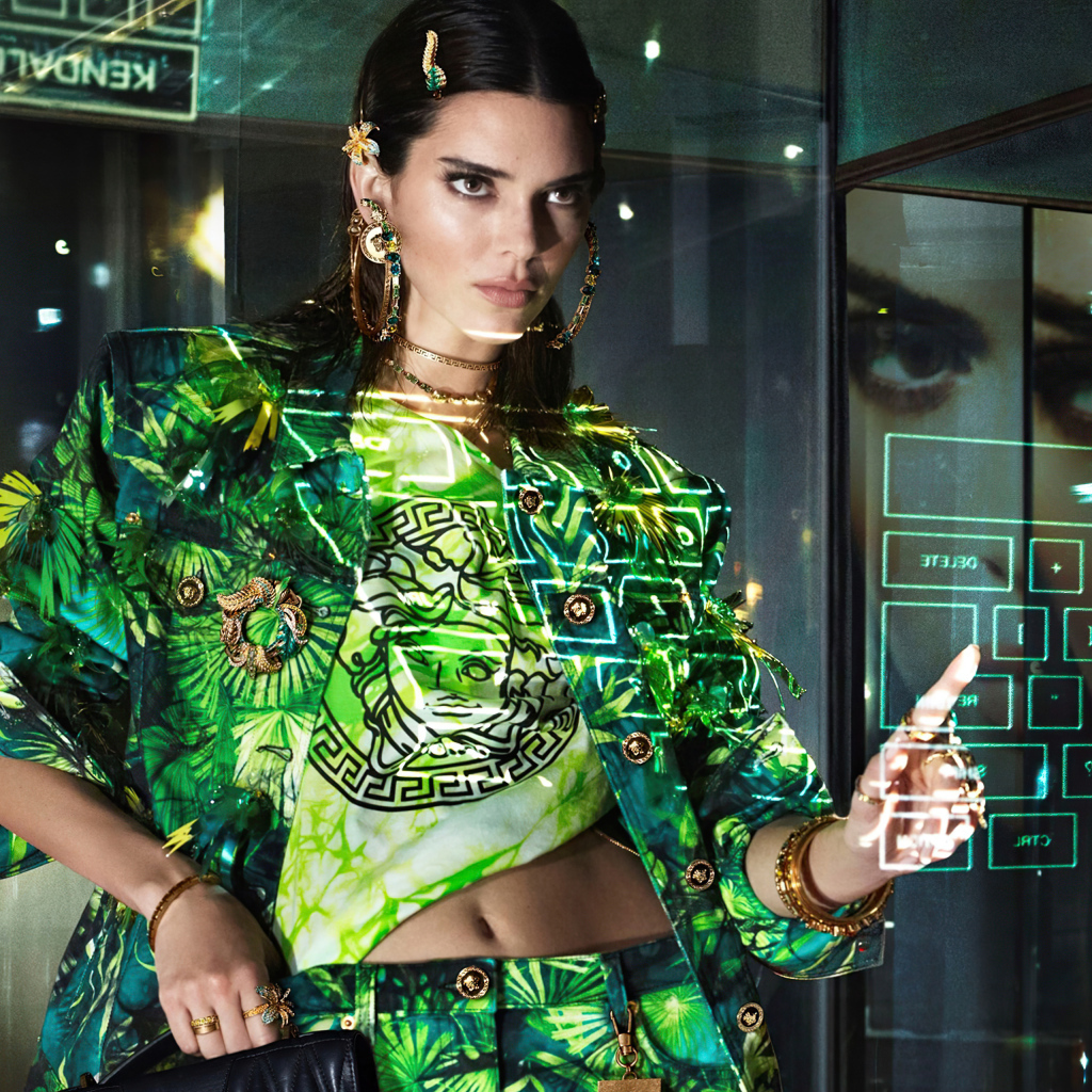 Модель Кендалл Дженнер в ярком костюме