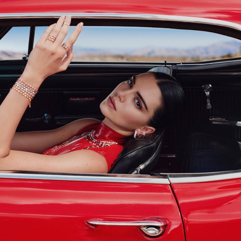 Модель Кендалл Дженнер в красном автомобиле
