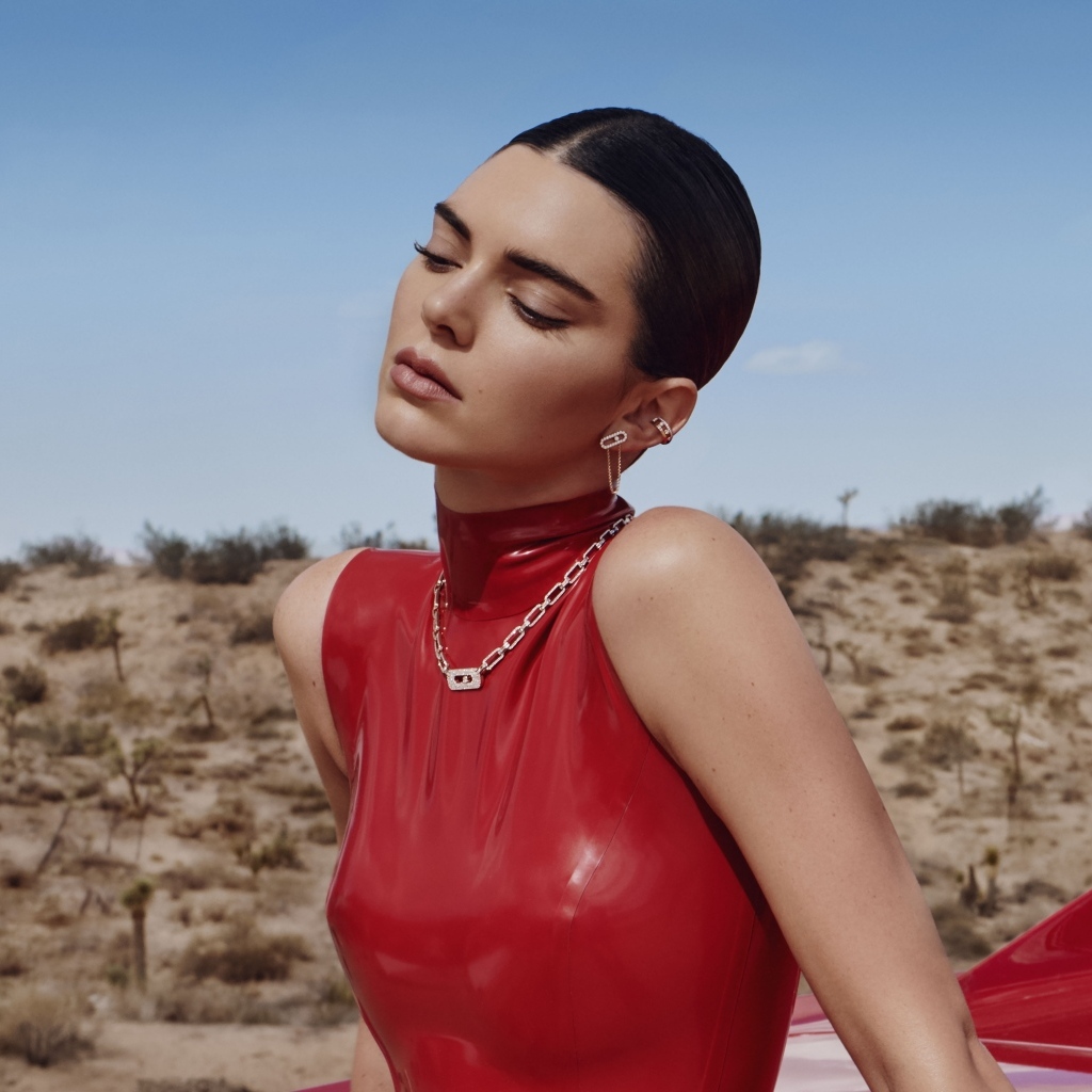 Модель Кендалл Дженнер в красном платье