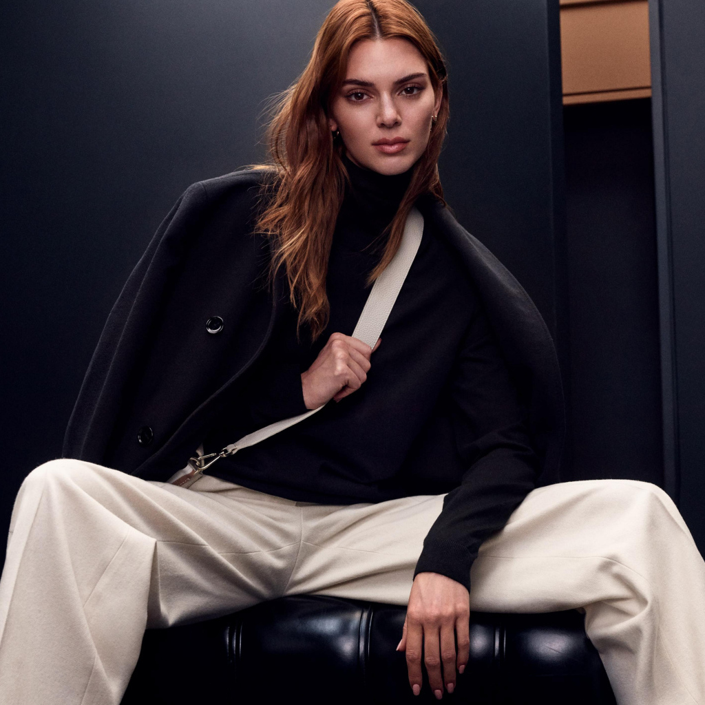 Модель Кендалл Дженнер в белых брюках