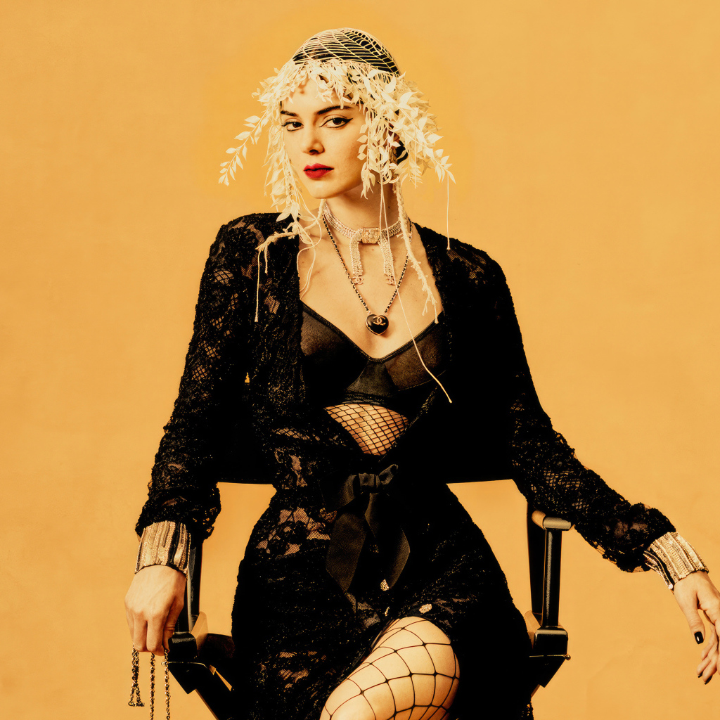 Модель Кендалл Дженнер сидит на стуле в черном наряде