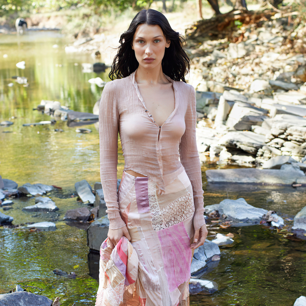 Супермодель Белла Хадид стоит у воды