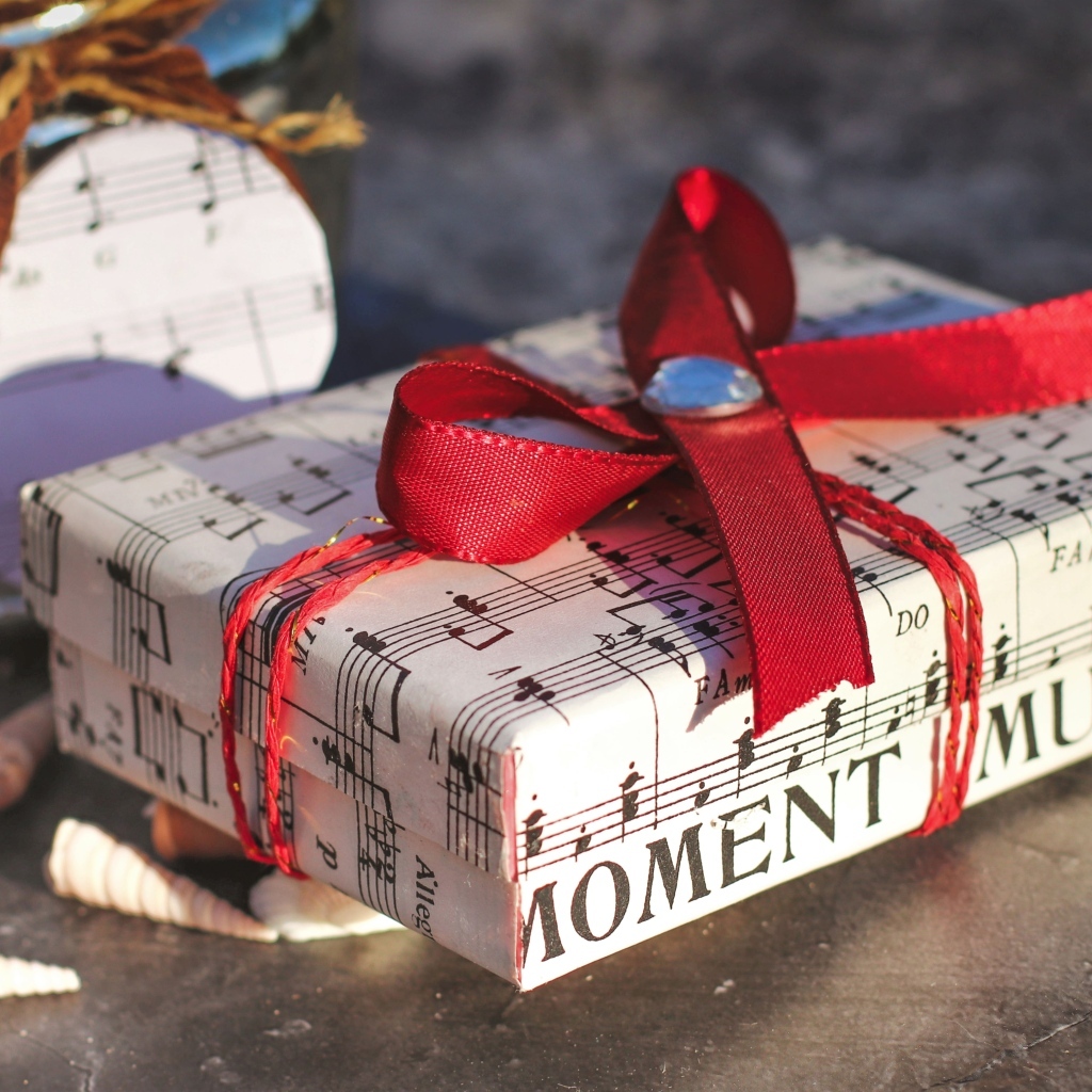 Большой подарок с красной лентой