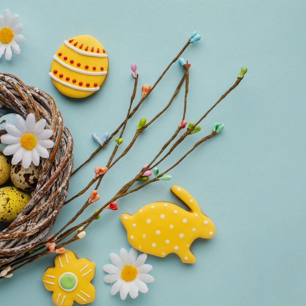 Красивый пасхальный декор на голубом фоне на праздник